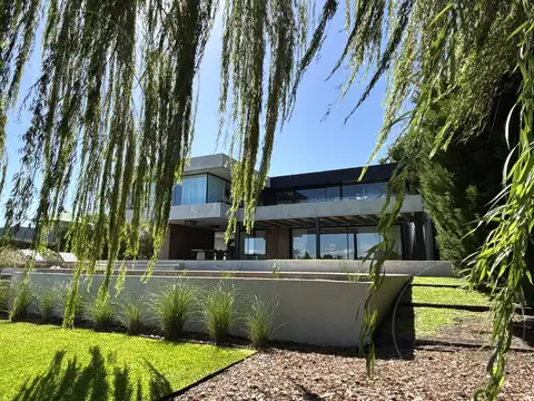 Casa en Venta con 7 cocheras