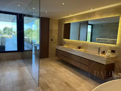 Casa 8 ambientes con 7 baños