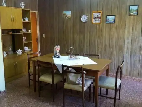 Casa 6 ambientes con 2 baños