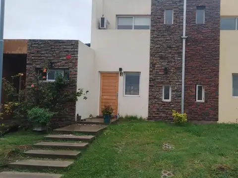 CASA EN ALQUILER 3 AMBIENTES CON PILETA