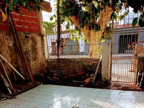 Casa en venta - 2 Dormitorios 1 Baño - Cochera - 220Mts2 - Los Polvorines, Malvinas Argentinas