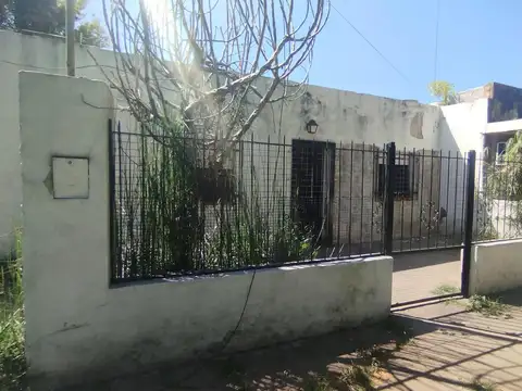 VENTA - CASA DOS DORMITORIOS Y GRAN LOTE A RECICLAR - VILLA CONSTITUCIÓN