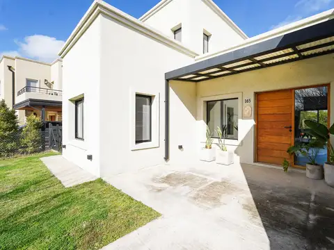 Casa en venta en el Canton con pileta lote interno