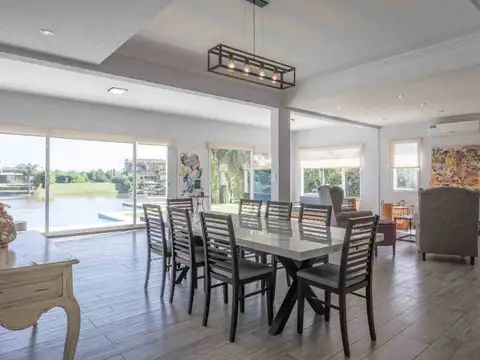 Casa 5 ambientes con 4 baños