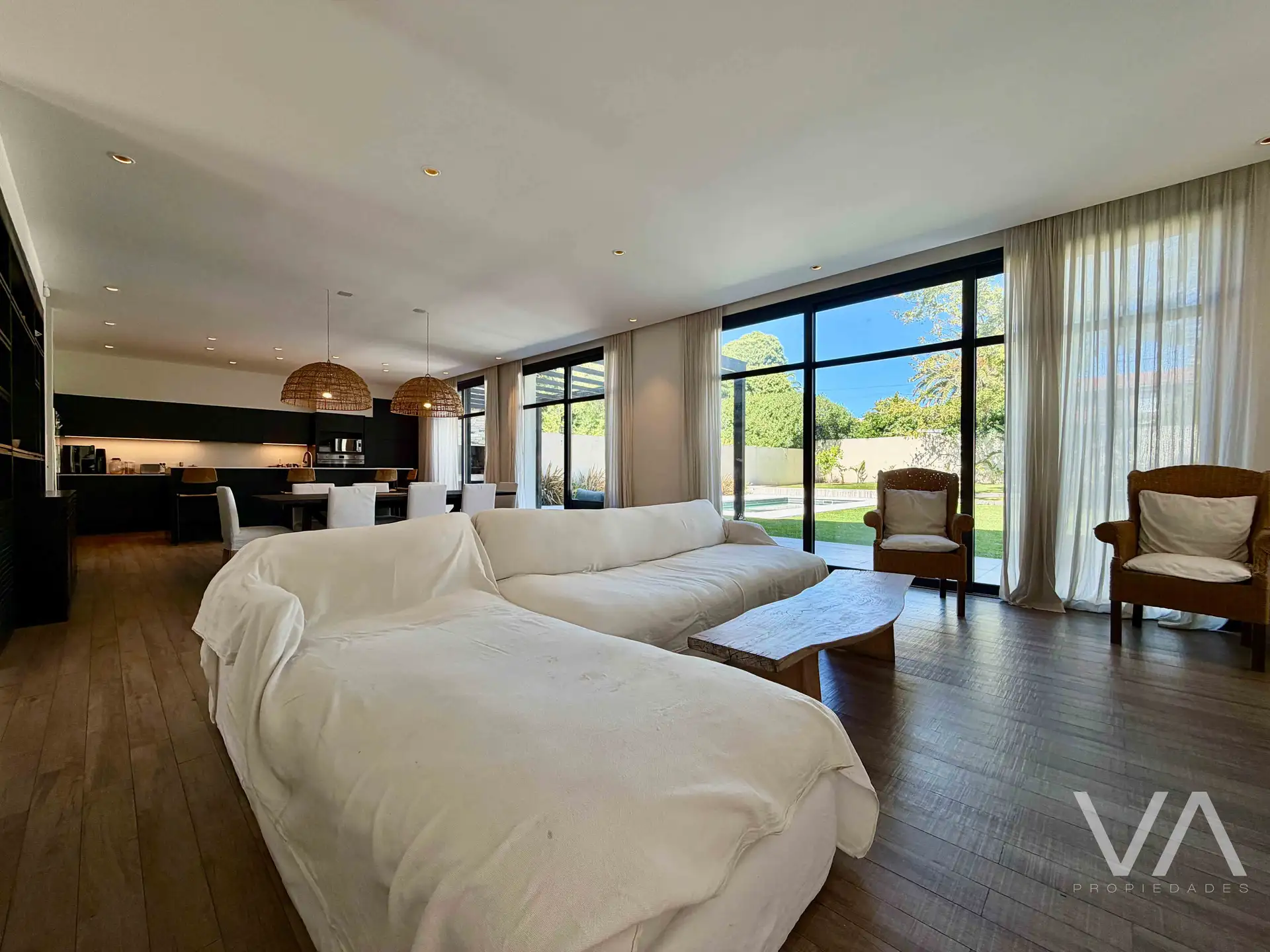 Espectacular casa de estilo contemporaneo con 3 dormitorios. Jardín y piscina. Los Troncos.