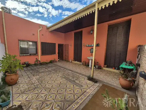 Venta de Casa 4 ambientes con Patio y Parrilla en Bernal Oeste