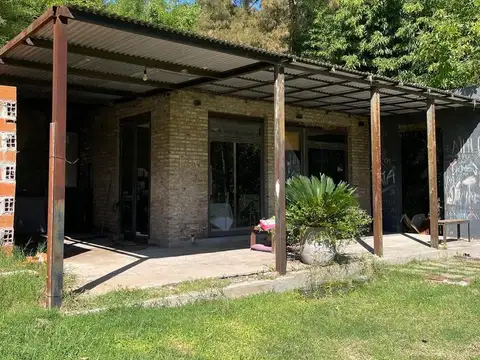 Casa en Funes, con terreno interno. Privacidad y forestación