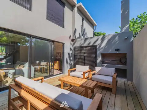 Casa en Alquiler con 2 cocheras