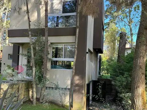 Los Nogales entre Las Orquídeas y Las Violetas