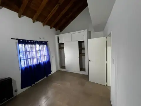 ¡Impecable Dúplex en Esquina de 4 Ambientes con Cochera y Patio! – Escalada Este