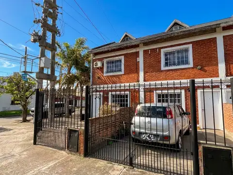 ¡Impecable Dúplex en Esquina de 4 Ambientes con Cochera y Patio! – Escalada Este