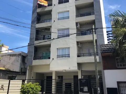 DEPARTAMENTO MONOAMBIENTE CON BALCON - AL FRENTE 