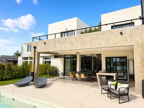 Casa en Venta con 4 cocheras