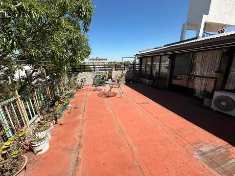 AMPLIO PH 3 AMB CON QUINCHO Y TERRAZA PROPIA.