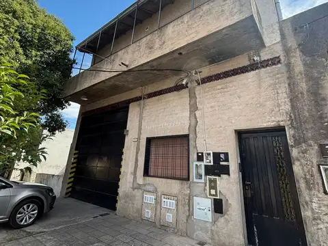 Depto piso único, de 3 amb con patio , parrilla y cuarto de herramientas.-