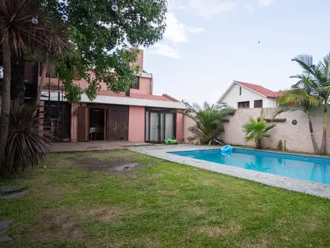 Venta de casa 6 ambientes con amplio jardín y piscina en Ramos Mejía.