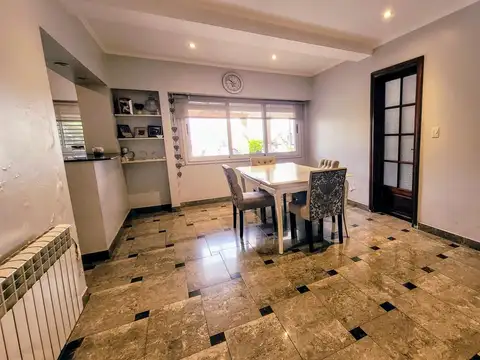 Casa en Venta con 3 cocheras