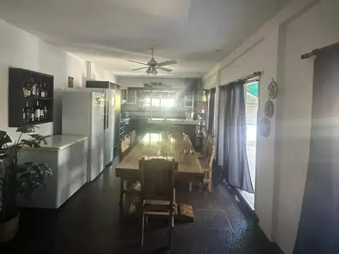 Casa en Venta con 3 cocheras