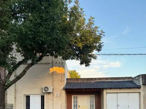 VENTA CASA TRES DORMITORIOS - BARRIO CENTRO