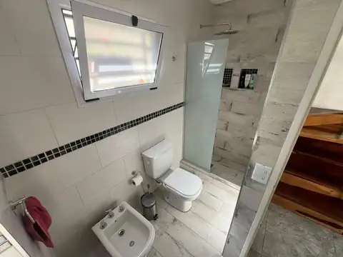 Amplia y hermosa casa de 4 ambientes con cocheras.