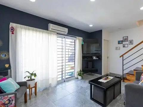 Amplia y hermosa casa de 4 ambientes con cocheras.