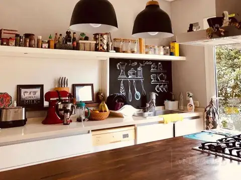 Casa 6 ambientes con 4 baños
