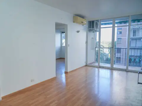 Departamento en venta de tres dormitorios a dos cuadras de la estación Acassuso. 5to piso, muy luminoso.