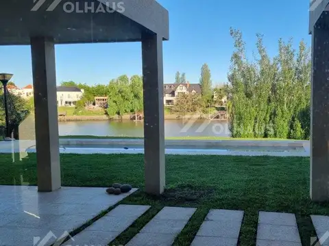 Casa 6 ambientes con 5 baños