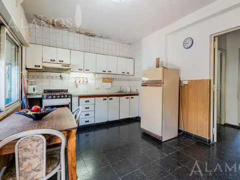 Casa 6 ambientes con 2 baños