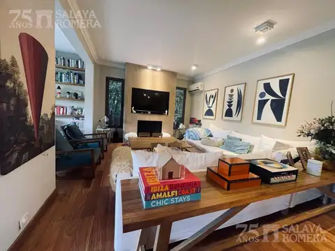 Casa en Alquiler con 1 cochera