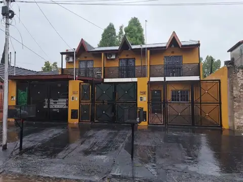 Duplex de 3 ambientes con cochera, patio y parrilla