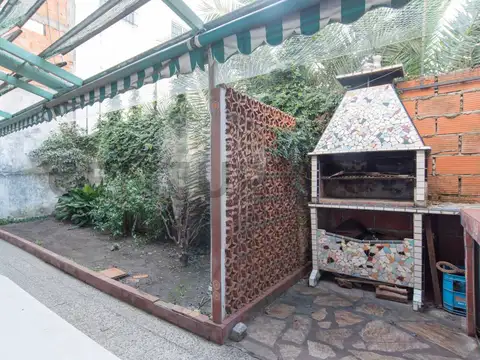 VENTA PH 3 AMB. CON PATIO PARQUIZADO, EN CASEROS