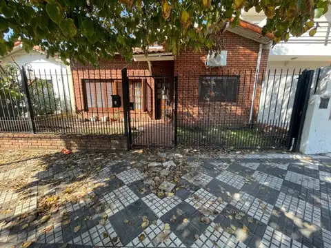 CASA EN EXCELENTE ZONA DE MONTE GRANDE CON FONDO 