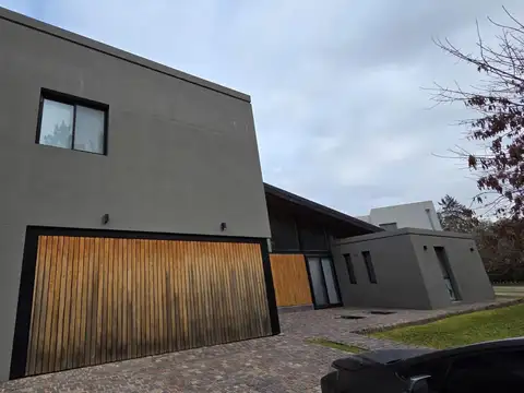 Casa en Venta con 4 cocheras