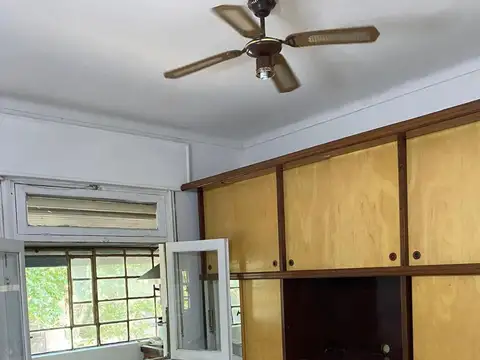 Departamento de 2 Amb, Balcon Cub con Parrilla, Antiguo, Muy Amplio, P/esc, Sin Expe