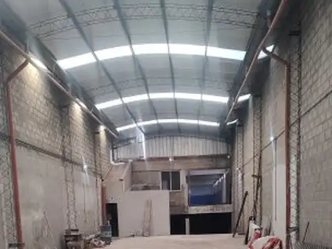 Galpón Inmejorable ubicación, a metros de la Autopista.   Terreno de 8.66 m2 x 61 m2.  Sup. cub...