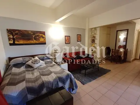 Departamento monoambiente en alquiler. Cochera. Amoblado. Bajas expensas. Exc. ubicación!
