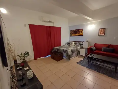 Departamento monoambiente en alquiler. 1er piso. Cochera fija. Bajas expensas. Exc. ubicación!
