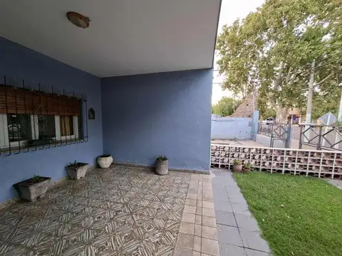 Casa 5 ambientes con 2 baños