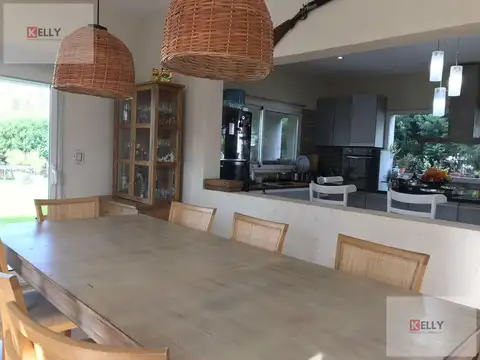 Casa 5 ambientes con 3 baños