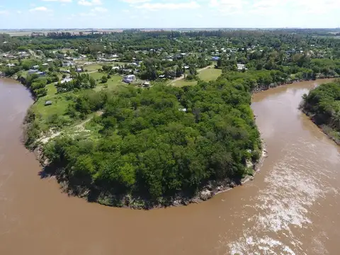 Pueblo Andino junto al Río Carcarañá