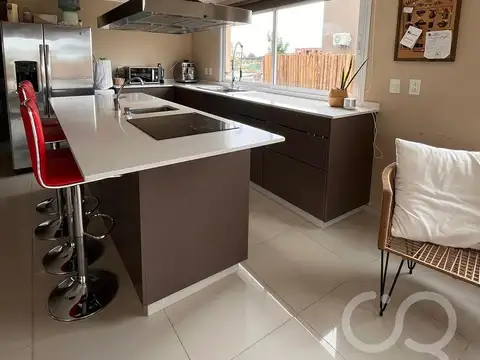 Casa 5 ambientes con 3 baños