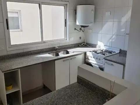 Departamento en Alquiler en Parque Chacabuco, $ 720.000
