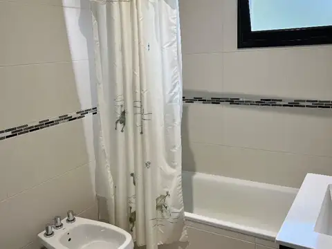 Casa en dos Plantas en Barrio Villa Rosa