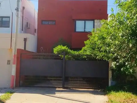 Casa en Venta 3 dormitorios, patio y cochera en LP