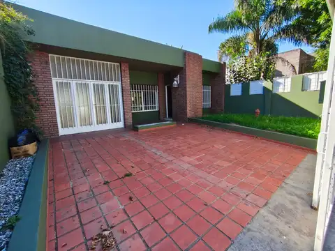 CASA CON AMPLIO GARAGE Y PATIO EXCELENTE