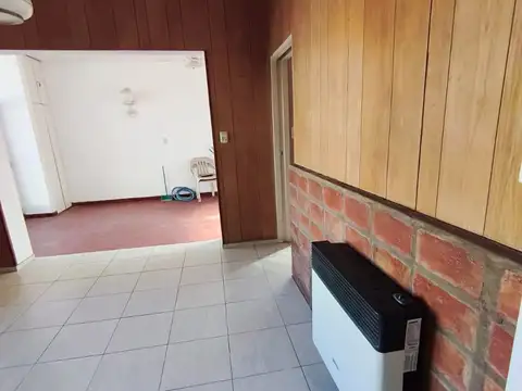 CASA CON AMPLIO GARAGE Y PATIO EXCELENTE