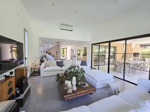 Casa en Venta con 4 cocheras