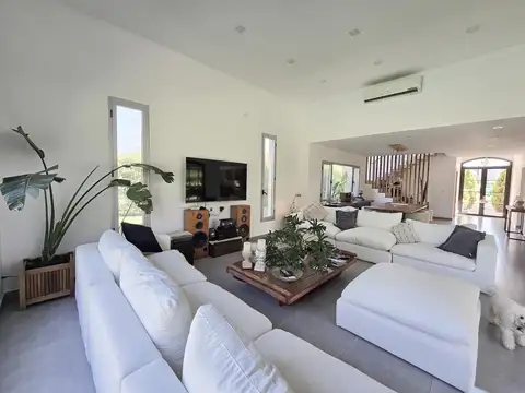 Casa 5 ambientes con 3 baños
