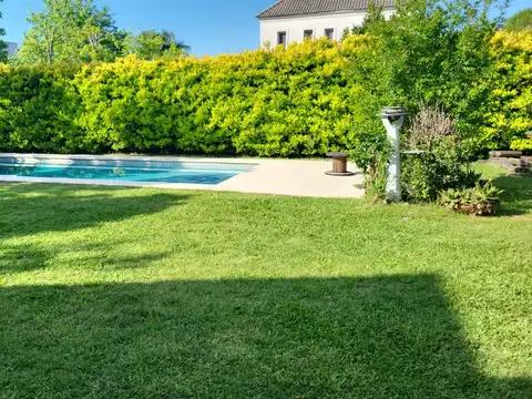 Casa en Venta con 3 cocheras
